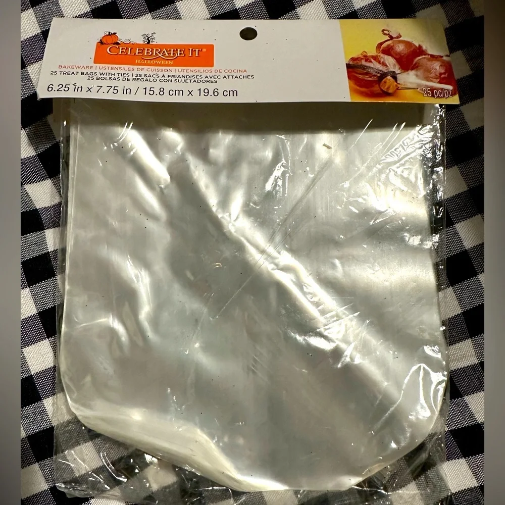 CELEBRATE IT 20 of 25 TREAT BAGS W/ TIES 6.25”x7.75” CLEAR ROUNDED BOTTOM GIFT